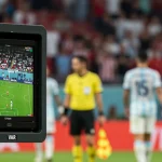 Árbitro revisando lance polêmico no monitor do VAR durante jogo da Copa do Brasil 2024.