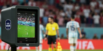 Árbitro revisando lance polêmico no monitor do VAR durante jogo da Copa do Brasil 2024.