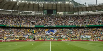 Estádio lotado durante um clássico de futebol brasileiro em 2025, com torcidas vibrantes e coloridas, simbolizando a intensidade das rivalidades.