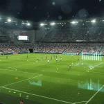 Visão aérea de um estádio de futebol com jogadores em campo, com elementos gráficos de dados e estatísticas avançadas sobrepostos, representando a análise de desempenho em clubes brasileiros.