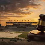 Estádio de futebol ao pôr do sol com elementos jurídicos, representando os desafios legais da SAF no Brasil em 2025.