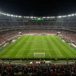 Estádio de futebol lotado com painéis de patrocínio digital reluzentes, simbolizando a crescente valorização dos acordos no futebol brasileiro.