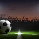 Um estádio de futebol ao entardecer, com uma bola sob os holofotes, simbolizando as oportunidades do Mercado da Bola 2025.