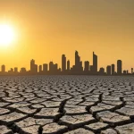 Paisagem árida com terra rachada sob o sol, simbolizando a crise hídrica de 2025 e a escassez de água no Brasil.