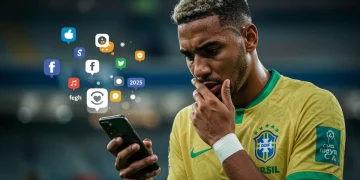 Jogador brasileiro olhando preocupado para o celular com ícones de redes sociais, simbolizando o impacto digital na sua imagem.